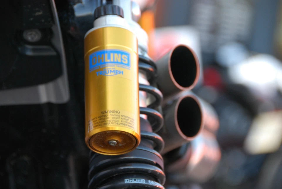 Silenciador corto sin cordones Total Triumph Scrambler 1200 XE XC (007 estilo Guy Martin) - Imagen 4 de 4