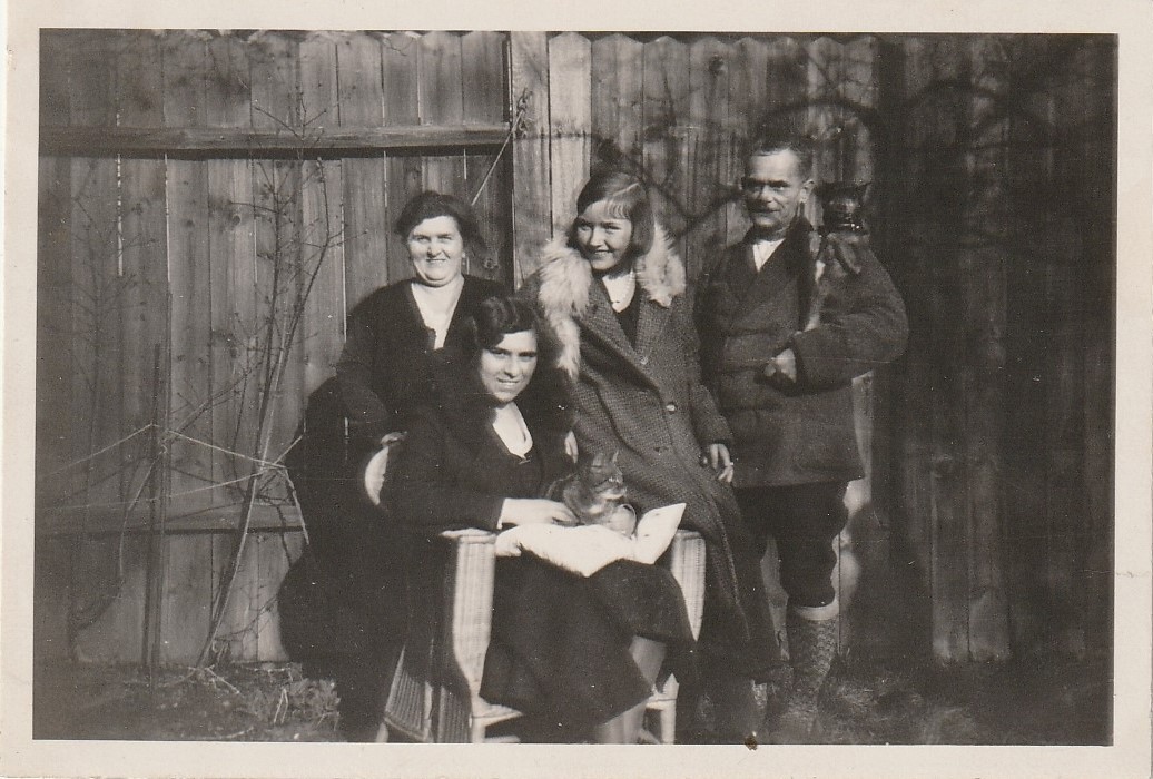 Vintage Foto Familienfoto mit Katze 1932 in Hamburg Mode Momentaufnahme