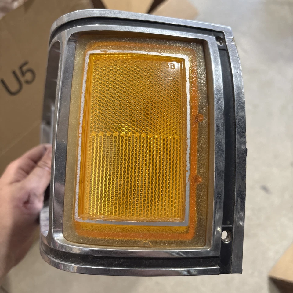 Olds 88 1976 Custom Cruiser Head Light Bisel LH Trim Eighty Eight OEM 551761 76 Foto 2 de 4