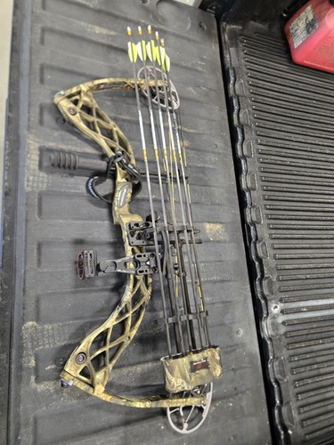 2024 domond deploy compond bow. 29.5 draw length, and 70lb draw. 5 arrows