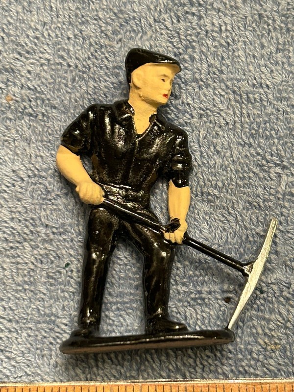 LIONEL TRAIN FIGURE WITH PICK… SOLID CAST