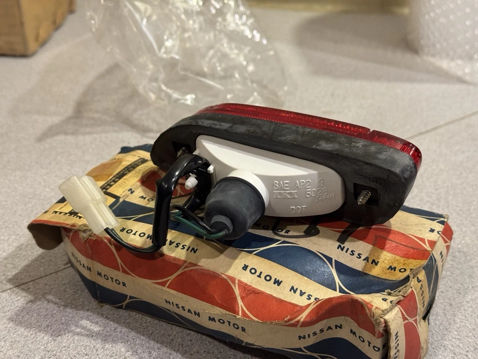 1974-1977 Datsun 710 Passenger Right Rear Red Marker Light Assembly 26190-K2400 - Изображение 4 из 4