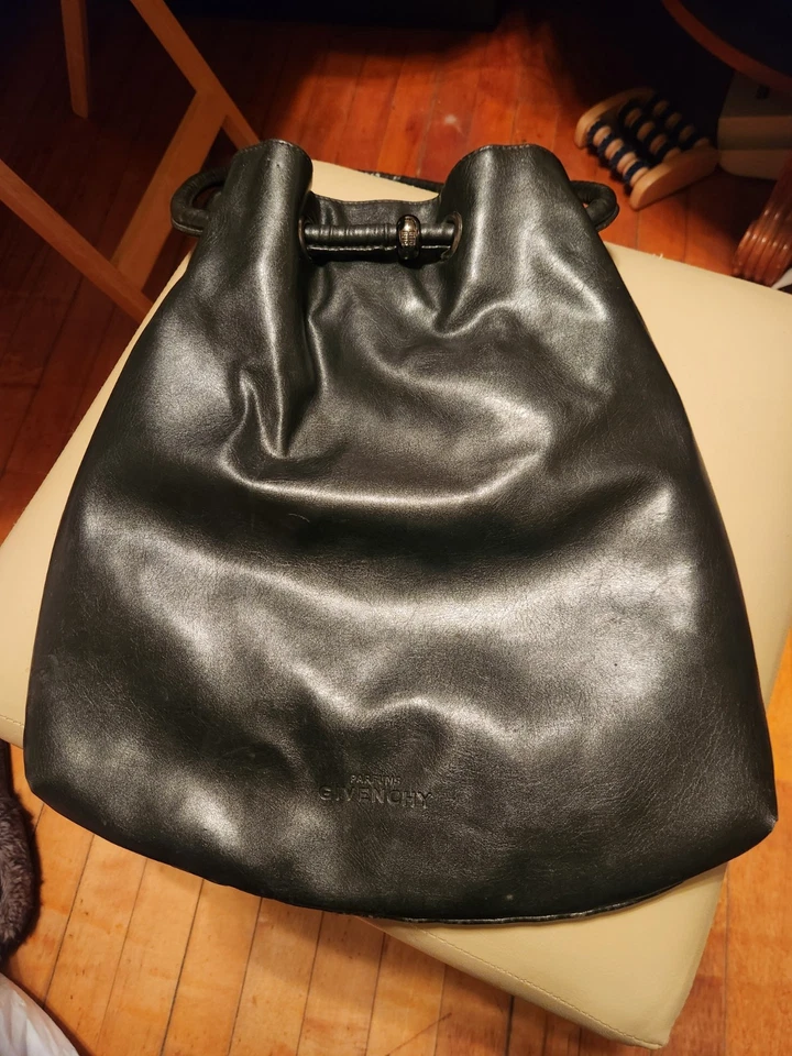 Bolso de Mano Perfumes Givenchy Negro.  Bolso de mano de piel sintética. 2 bolsillos internos. Foto 3 de 4