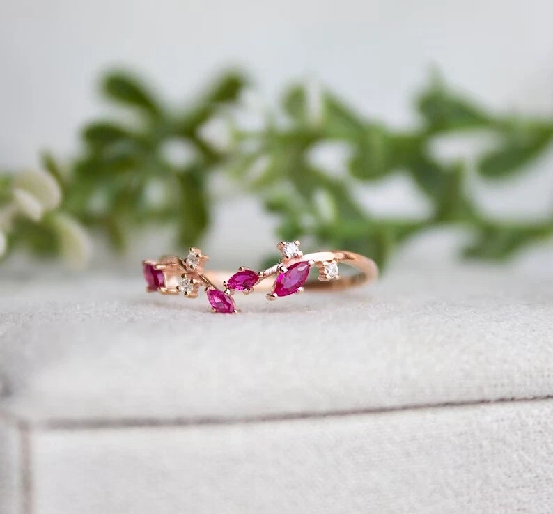 Precioso anillo de boda corte marquesa simulado rubí rosa enchapado en oro rosa de 14K Foto 2 de 4