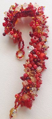 Ravissant collier sautoir en perles de verre et bois laqué et métal argenté des feuilles - Un Ravissant collier sautoir en perles de verre et bois laqué et métal argenté des feuilles - Un