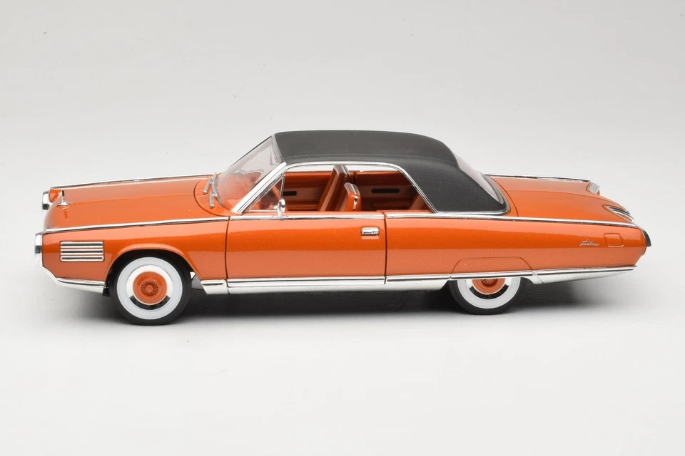 92448 Chrysler Turbine Car Orange Road Signature 1:18 - Immagine 4 di 4