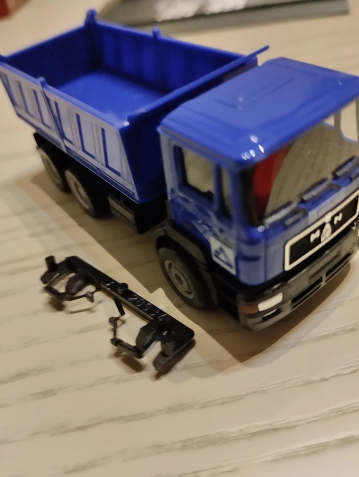 1/87 HERPA KIPPER KONVOLUT MB ACTROS / MAN F 2000 4 ACHSIG IN HOCHTIEF VERSION - Immagine 3 di 4