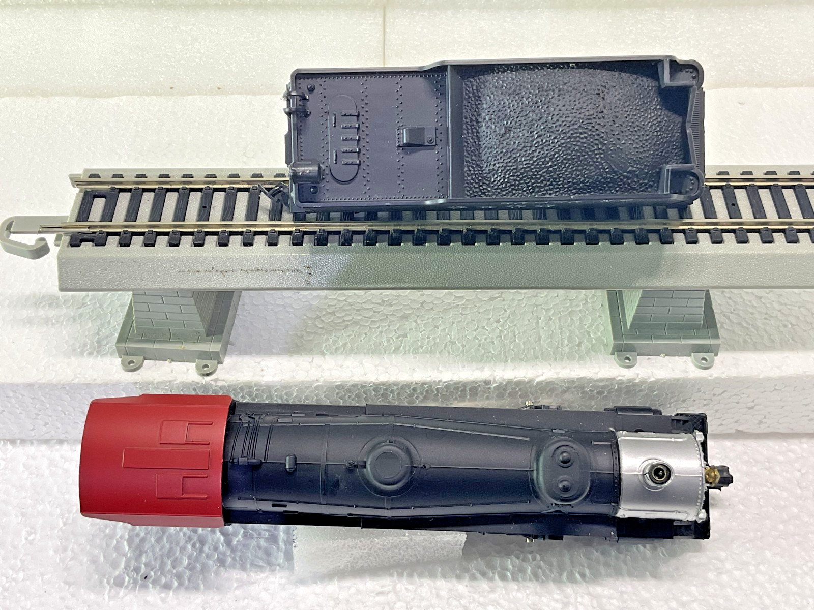 Model Power HO 4-6-2 Steam Locomotive A.T. & S.F. #3456 with 6 Passenger Cars