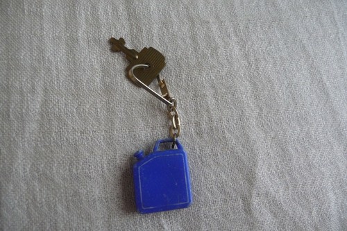 PORTE CLES BIDON D'ESSENCE COULEUR BLEU AVEC LA CLE FUEL TOTAL. - Picture 3 of 3