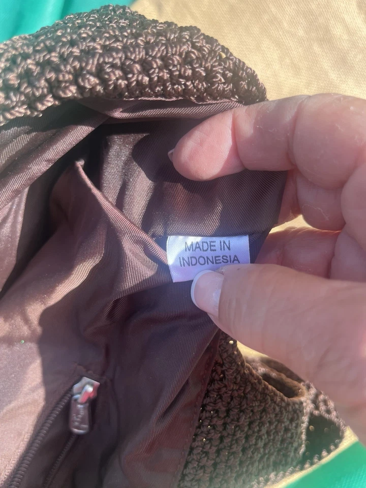 The Sak 棕色懒人针织钱包挎包半月袋中号 — 第 2/4 张图片