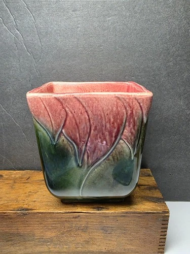 VINTAGE HULL ART POTTERY VASE 3D LEAF PATTERN