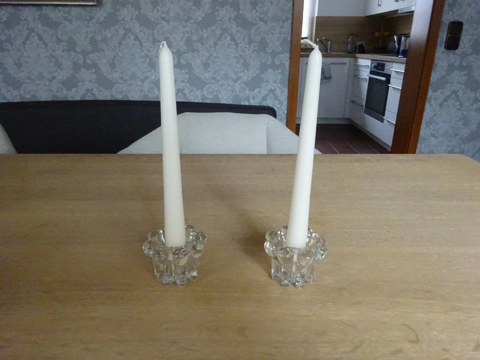 Verkaufe zwei Kerzenständer aus Glas mit weißer Tafelkerze - Bild 1 von 1
