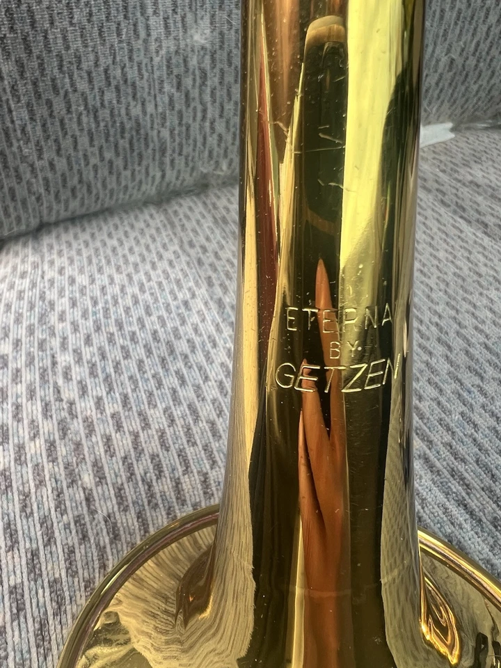 Trompeta, boquillas y estuche rígido GETZEN ETERNA C profesional (de gran diámetro) Foto 3 de 4