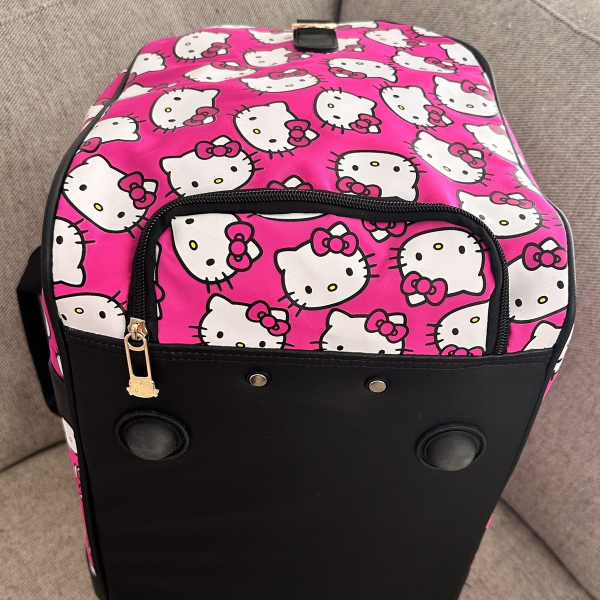 PINKO 104840A2FLFIGAROLZ3 関税送料込 Hello Kitty Hot Pink Rolling Duffel Luggage Bag Suitcase NWT