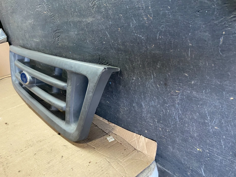 2003 to 2007 Ford Econoline E150 E250 E350 Front Grille Grille OEM p0677 DG - Image 2 of 4