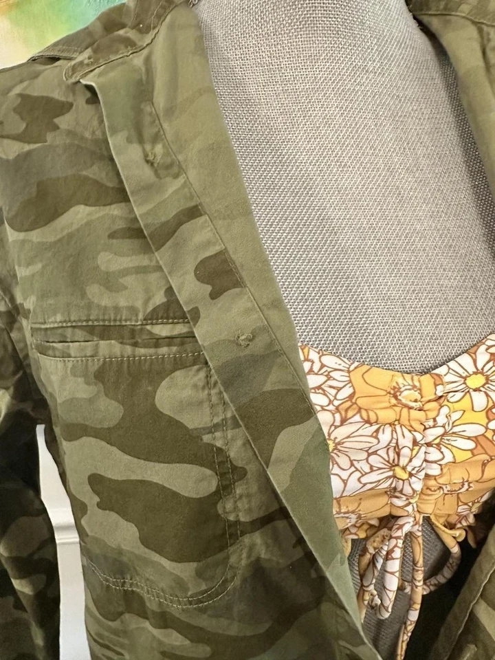 Mossimo SP Verde Camuflaje Camuflaje Clásico Camisa Abotonada con Ajuste Relajado Foto 2 de 4