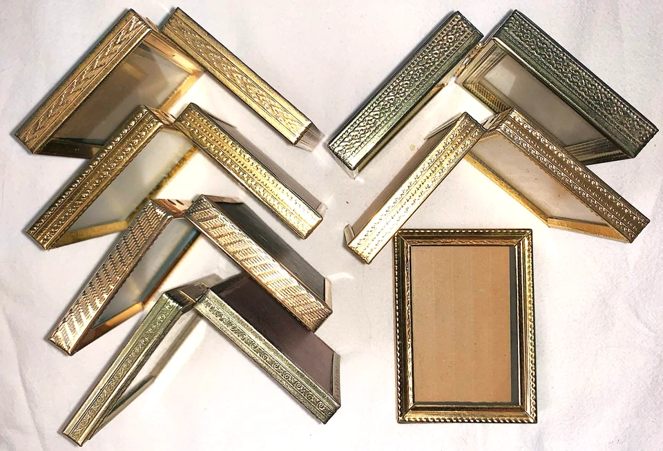 7 pequeños marcos de fotos retro de metal dorado ornamentado latón en relieve doble pliegue de colección Foto 2 de 4