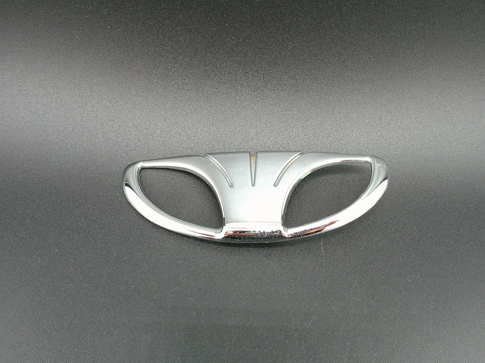 Daewoo Matiz V100 Cromo Parrilla Frontal Emblema Insignia Logo OEM Genuino Usado Foto 2 de 4