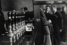 Foto incisione anni 50 vintage HENRI CARTIER-BRESSON inglese pub uomo birra rubinetti bar