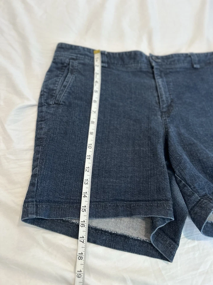 Dockers Women’s Sz: 18W Dark Wash Flat Front Chino Shorts. Slash Pockets. - Image 4 of 4