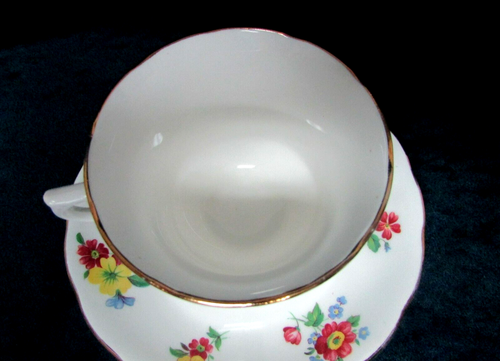 Victorian Crown Essex Bone China England Tea Cup & Saucer Red Yellow Daisy - Picture 9 of 9