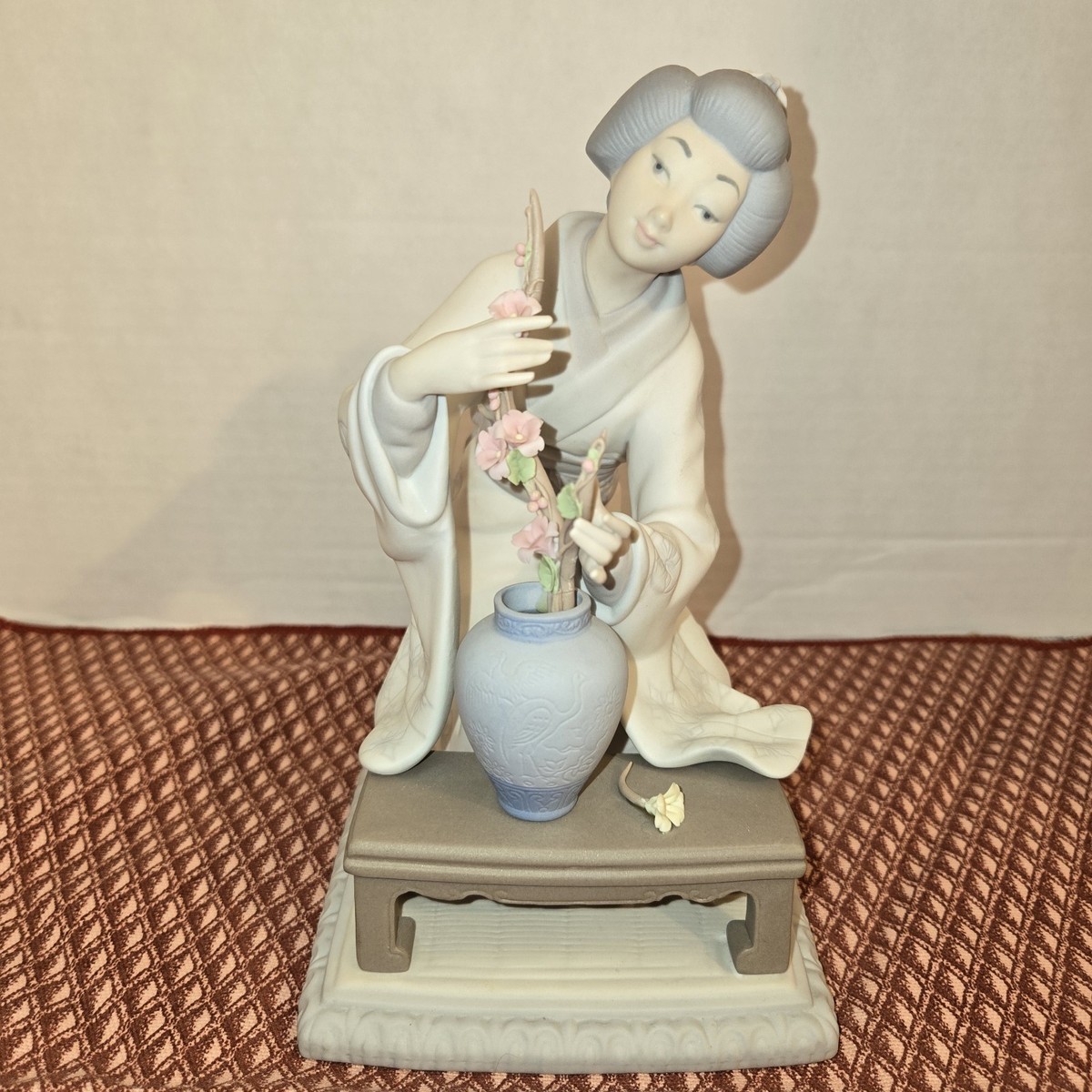 Vintage Lladro #4840 Japanese Decorating Figurine Geisha Flower