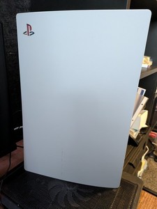 PS5 mit Laufwerk, 825 GB + 2 Controller – guter Zustand