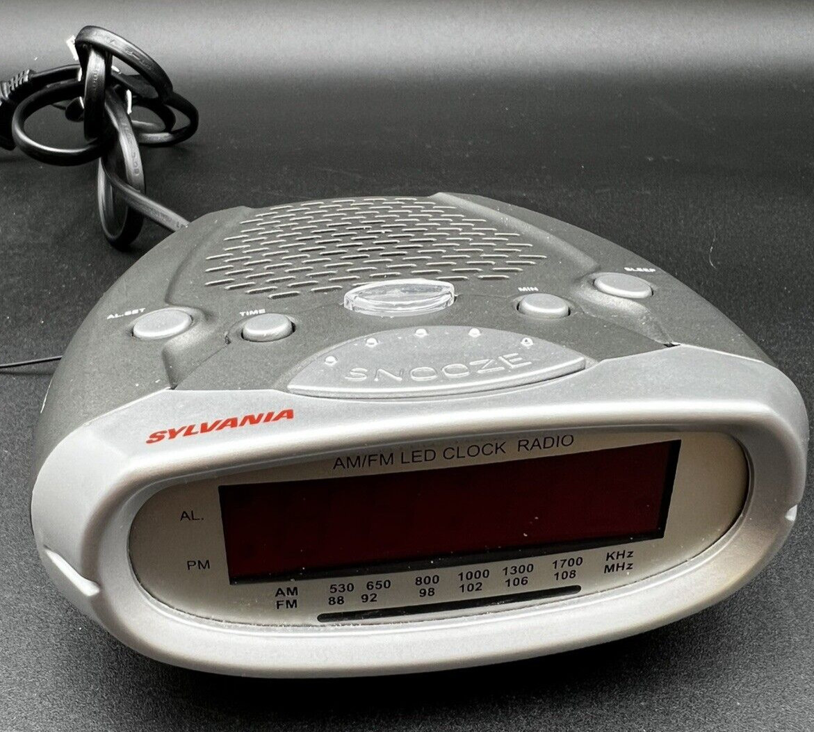 VTG Sylvania Clock Radio AM/FM TCR1276 LED Digital Silver Alarm Battery Backup