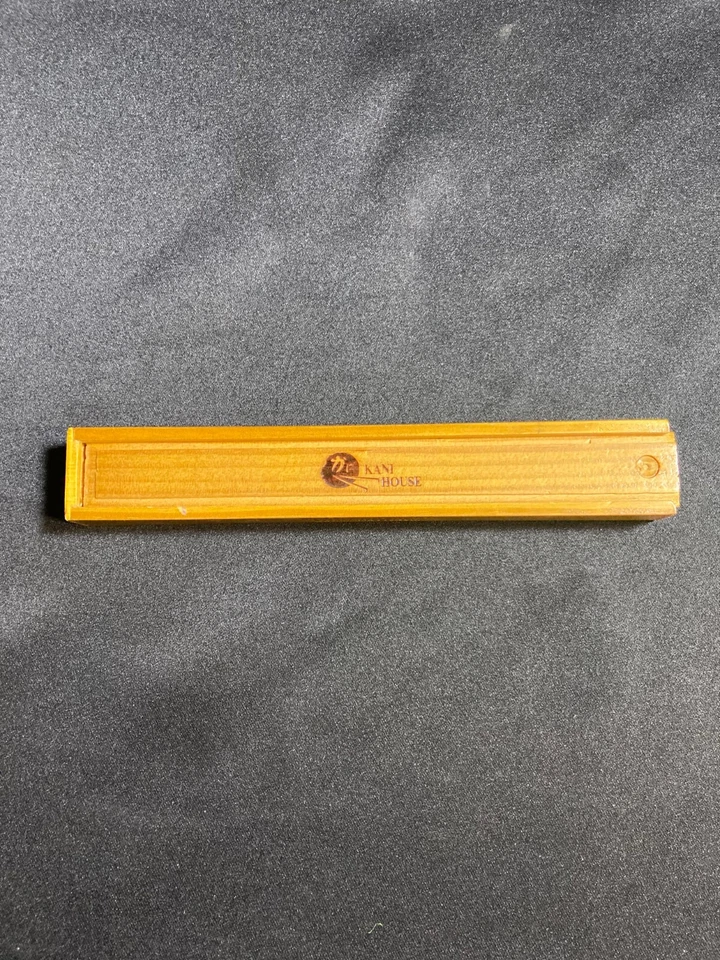Palillos decorativos para casa Kani en estuche de madera 8 1/2"x1 1/2"x 1" Foto 2 de 4