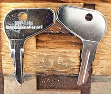 2 Keys for Kubota L G M Series Mahindra Mitsubishi H32412 35260-31852
