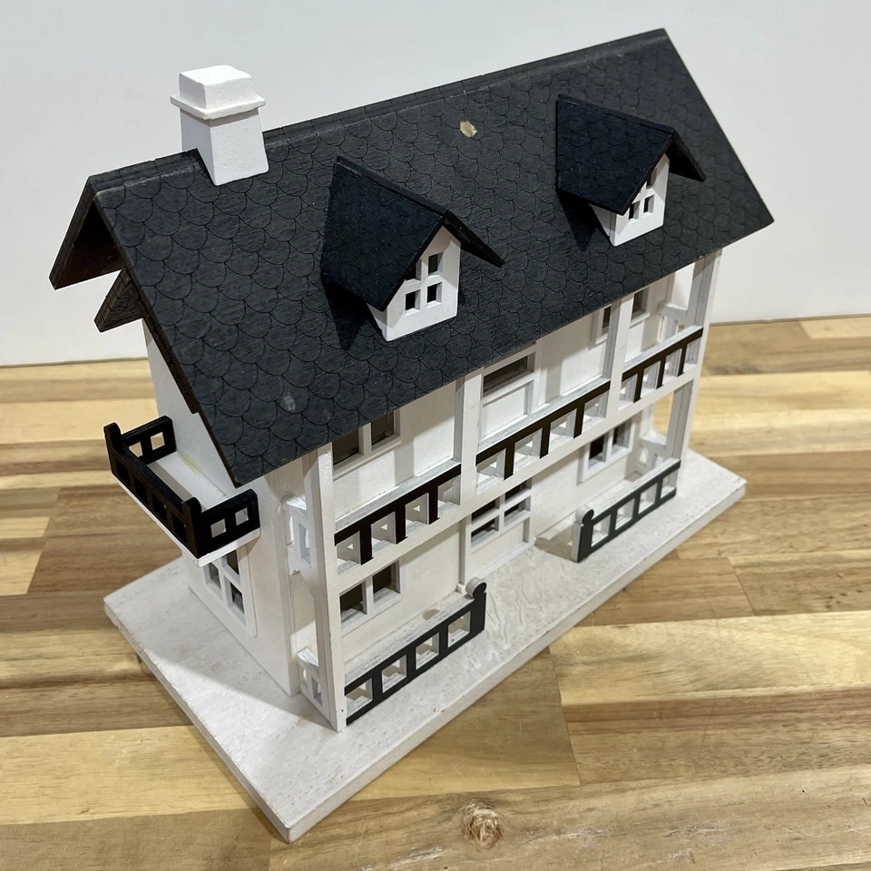 Деревянный скворечник черно-белый в колониальном стиле очаровательный домик с крыльцом - Изображение 2 из 4