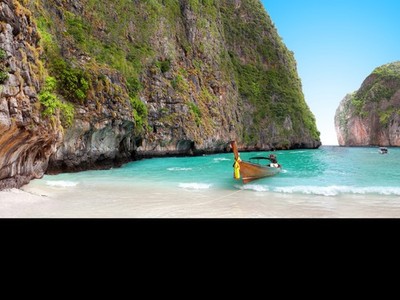 Wandbild: Boot auf Sand der Insel Maya Bay Phi Phi (46668361)