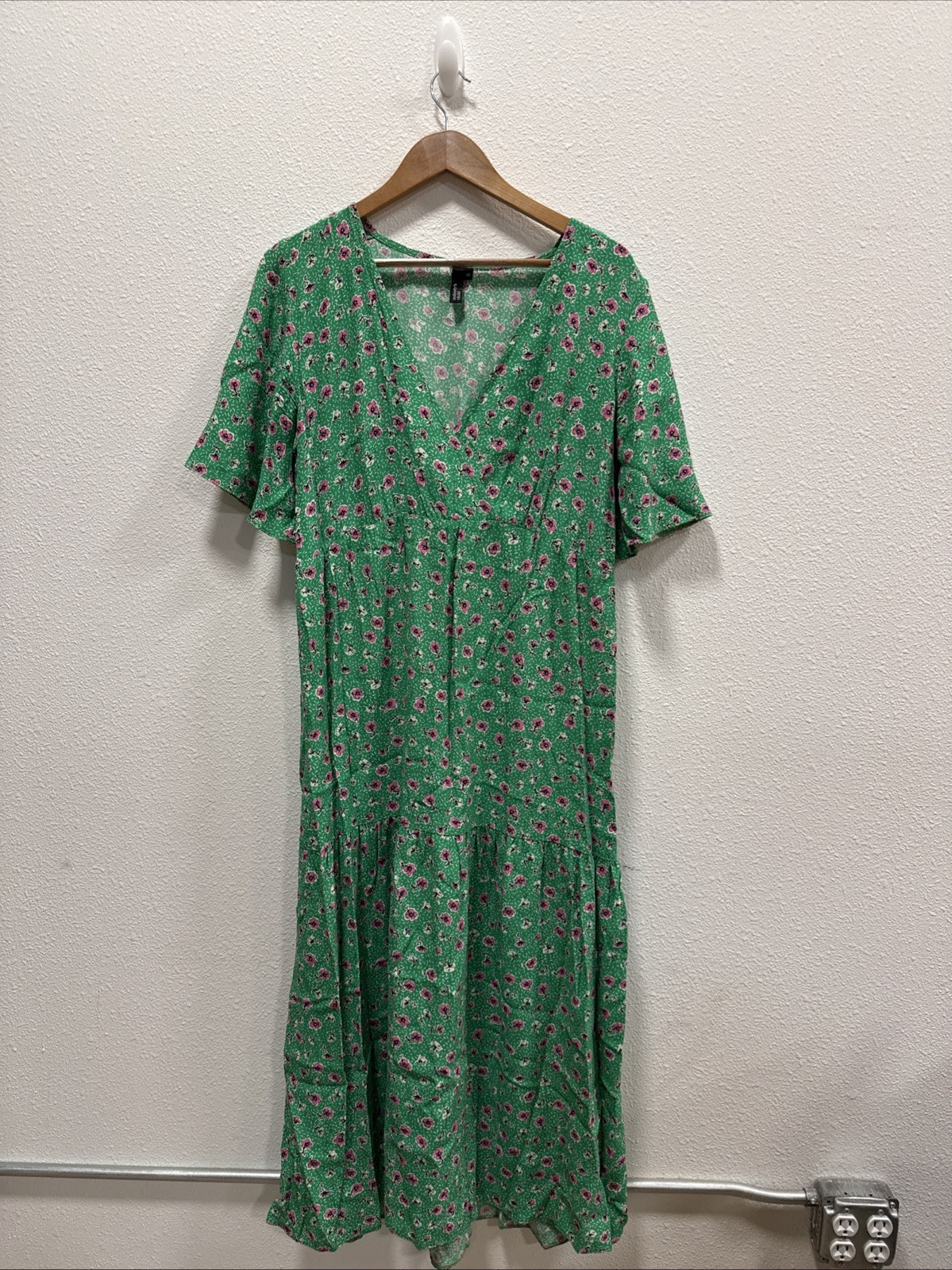 Nobody’s Child Dress Size 12 Green Floral Sabrina Midi V Neck Sleeve