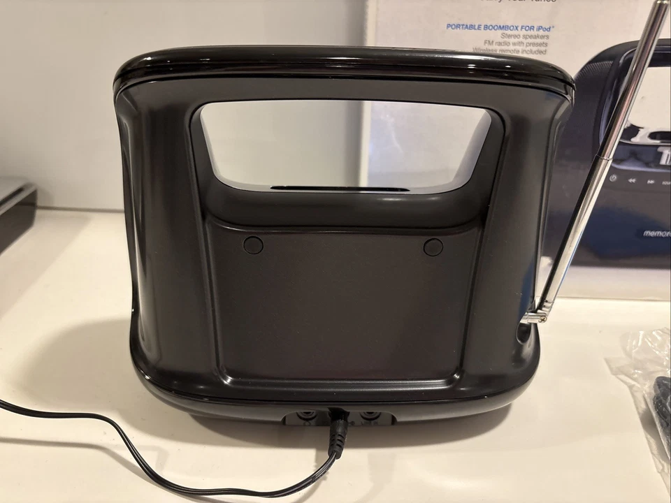 Memorex Mi3xSIL MiniMove Portátil iPod Boombox con Caja y Cable de Alimentación Remoto Foto 3 de 4