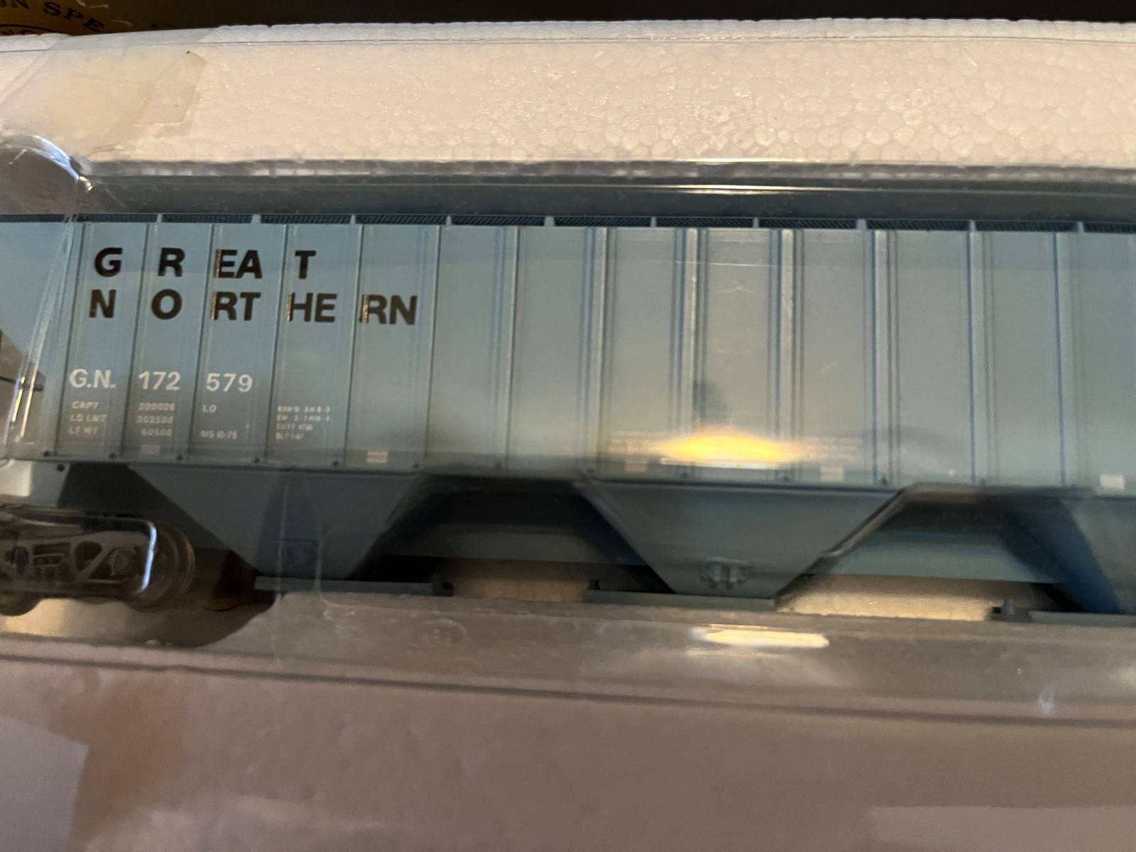 GREAT NORTHERN HO scale PS 2 4750 3 bay hopper "Mystery Car" by InterMountain 