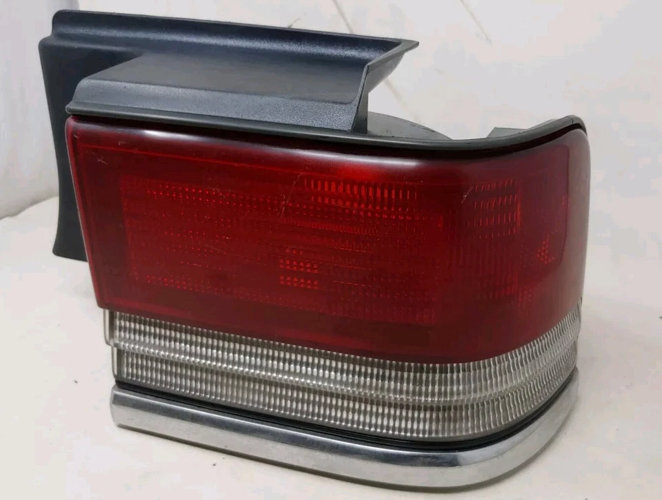 Оригинальный задний фонарь для правой стороны пассажира 1989-91 Plymouth Acclaim - Изображение 3 из 4
