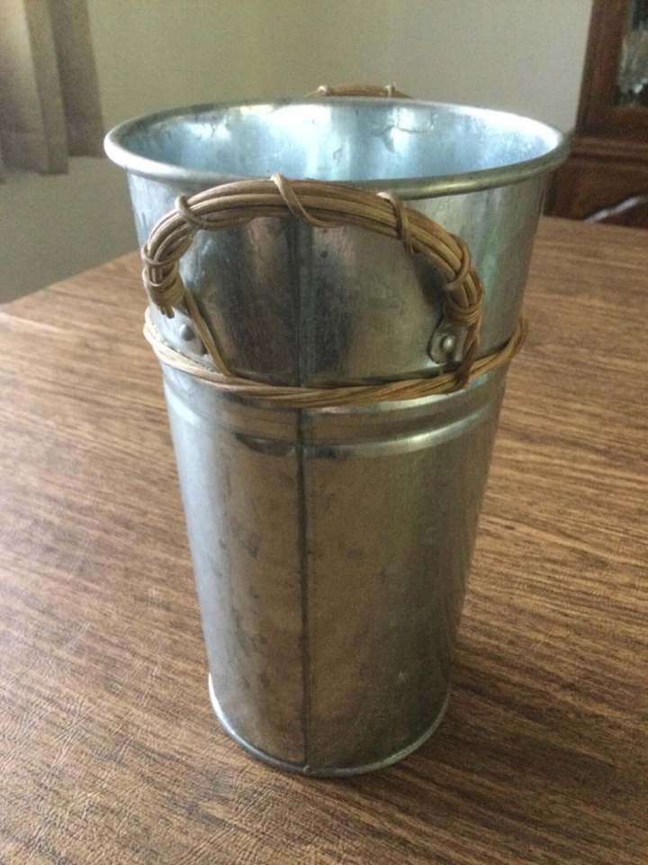 Florero de hojalata galvanizado asas envueltas en mimbre 8,5 pulgadas Foto 2 de 4