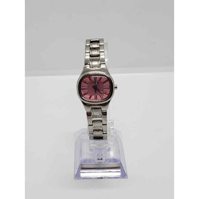 Fossil women display picture 1