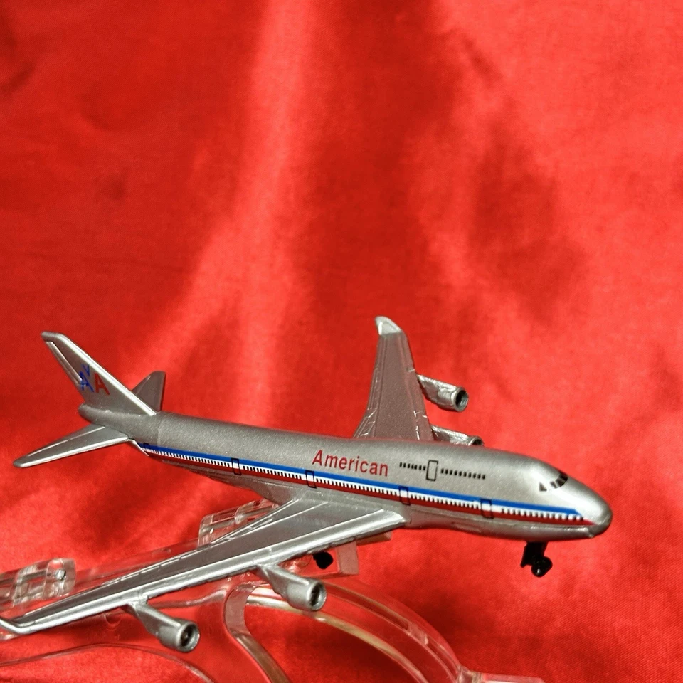 Avión de juguete Maisto American Airlines de 5 pulgadas de largo. Falta 1 tren de aterrizaje ☑️fotos Foto 4 de 4