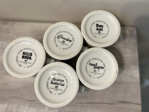 Set of 5 Vintage Cups by The Corner Store Porcelain Mugs - Foto 5 di 5