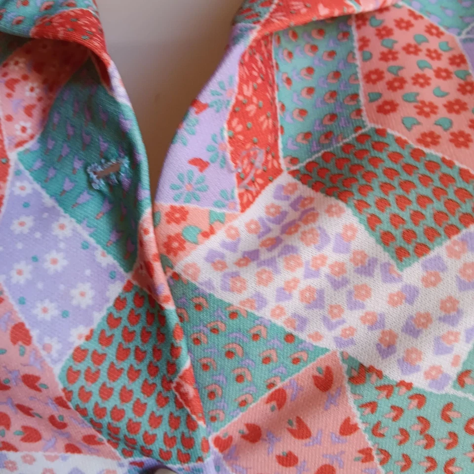 Blusa De Colección Grande Años 70 Poliéster Abuela Estampado Retazos Manga Corta Hecha a Mano Foto 4 de 4