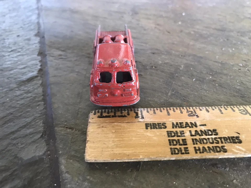 Vintage Corpo de Bombeiros Pumper Pintura Vermelha Chippy Brinquedo Antigo Par de Metal - Imagem 3 de 4