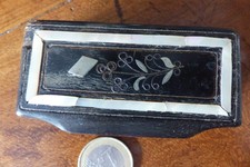 Jolie petite tabatière ancienne en corne, incrustations de nacre et d'argent.