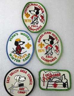 DE COLECCIÓN 5 INSIGNIAS PARCHES BSA BOY SOUTS SNOOPY AÑOS 70 CAMPOREE UTAH PERRY PENNS MADERA