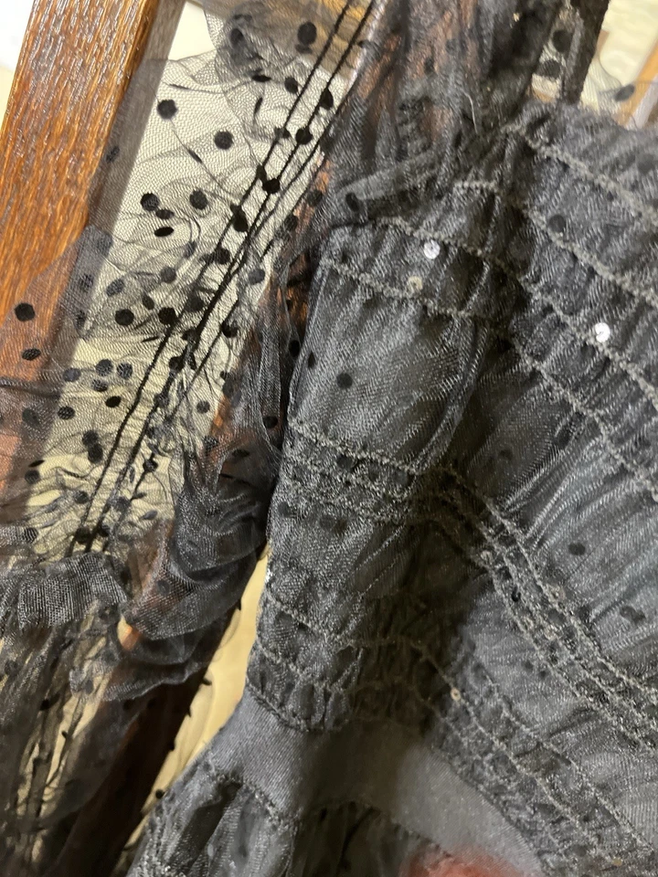 Женское кружевное платье с автопортретом - Изображение 3 из 4