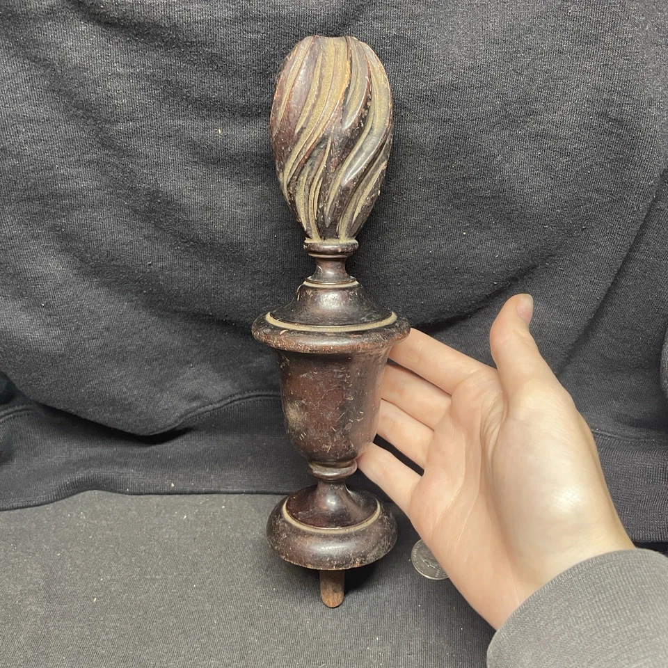 ACABADO DE MADERA - hermoso remate de nogal flameado del siglo XIX rescatado de una pieza Foto 2 de 4