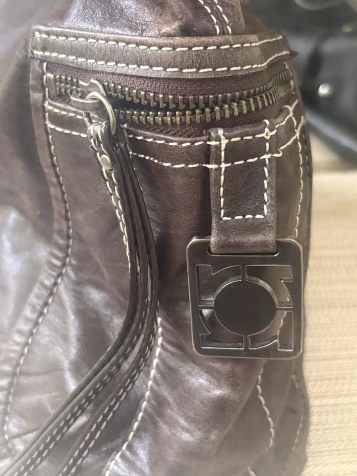 Kenneth Cole Reaction Large Brown Leather Distressed Shoulder Bag Many Zippers - Image 4 of 4