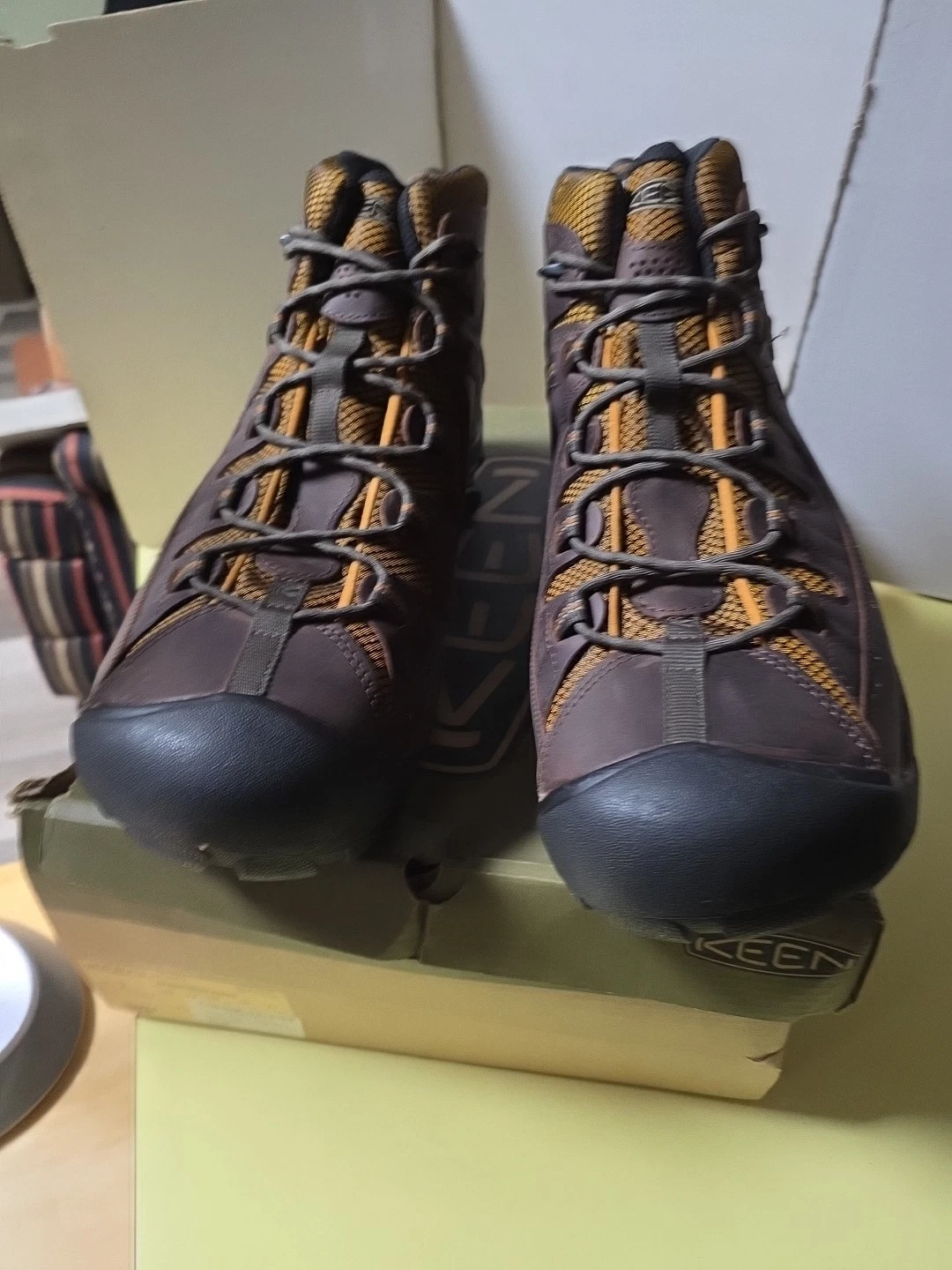 KEEN Men's Targhee 2 Mid Height Waterproof Hiking Boots Size 17