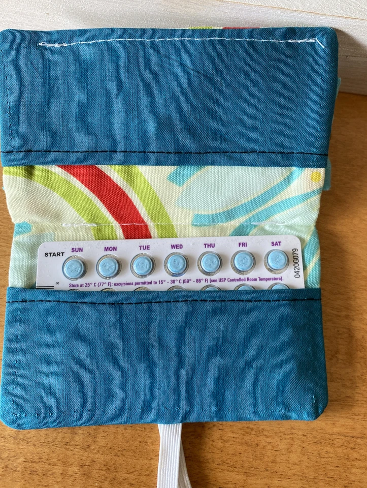 Portatarjetas de visita con volantes o anticonceptivos Foto 2 de 3