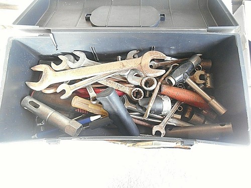 CAJA DE HERRAMIENTAS CON SURTIDO DE HERRAMIENTAS DE MANO TRINQUETE, ENCHUFES, DESTORNILLADORES - Imagen 2 de 12